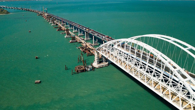 Cây cầu nối Nga với Crimea mơi được khánh thành (Ảnh: RT)