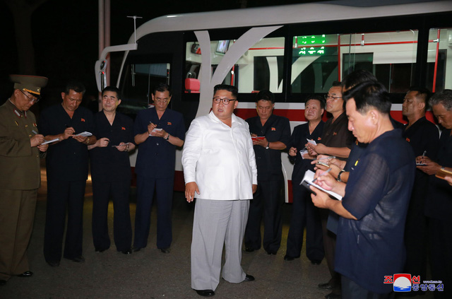 Ông Kim Jong-un đích thân thử xe điện hiện đại lúc nửa đêm