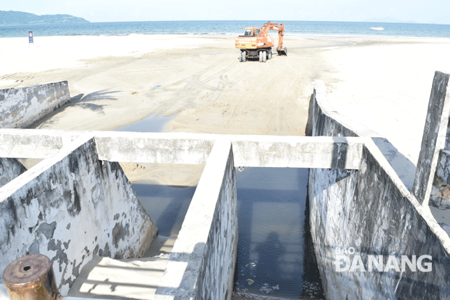 Nước thải lưu cữu và nước mưa chảy tràn ra bãi biển Phước Mỹ