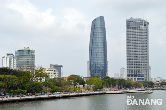 15 năm ra sức thi đua thực hiện Nghị quyết số 33-NQ/TW của Bộ Chính trị (khóa IX), thành phố Đà Nẵng trở thành đô thị phát triển năng động và hiện đại. Trong ảnh: Đô thị Đà Nẵng ngày càng mở rộng và vươn cao. Ảnh: V.D