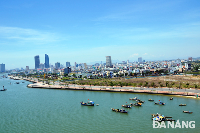 15 năm ra sức thi đua thực hiện Nghị quyết số 33-NQ/TW của Bộ Chính trị (khóa IX), thành phố Đà Nẵng trở thành đô thị phát triển năng động và hiện đại.  Trong ảnh: Đô thị Đà Nẵng ngày càng mở rộng và vươn cao. Ảnh: THANH TÌNH