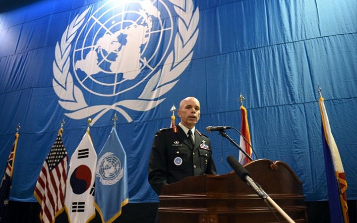 Trung tướng Wayne Eyre, Phó chỉ huy phái bộ Liên Hợp Quốc tại Hàn Quốc phát biểu trong cuộc họp báo ngày 1/8 tại Căn cứ Không quân Osan, Hàn Quốc, trước buổi lể bàn giao hài cốt lính Mỹ.