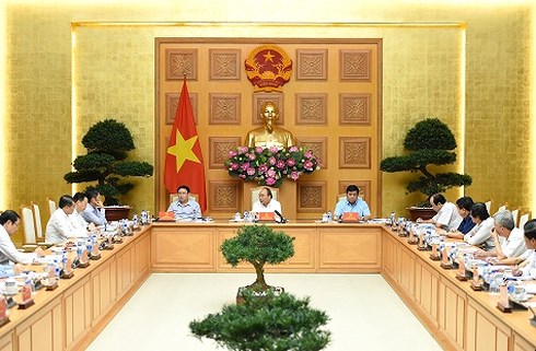 Nhấn mạnh nếu không tái cơ cấu sẽ tụt hậu, Thủ tướng Nguyễn Xuân Phúc yêu cầu các bộ, ngành, địa phương không chủ quan