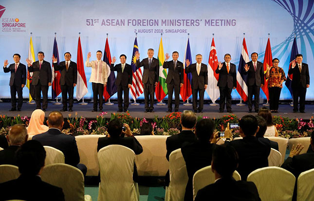 Các Bộ trưởng Ngoại giao ASEAN cùng trao đổi về các vấn đề quốc tế và khu vực trong bối cảnh nhiều thách thức hiện nay. Ảnh: Reuters
