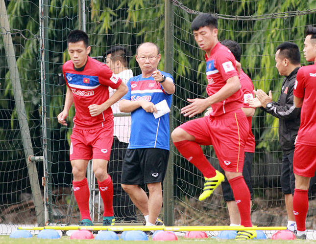 Những thay đổi lịch thi đấu vào giờ chót sẽ ảnh hưởng không nhỏ đến quá trình chuẩn bị của HLV Park Hang-seo (áo xanh) cùng các tuyển thủ Olympic Việt Nam. Ảnh: LÂM THỎA