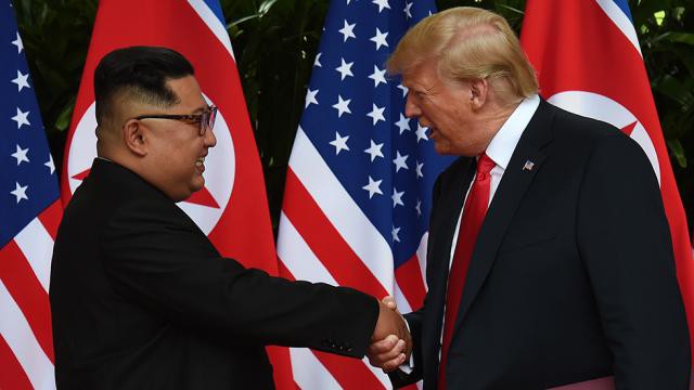Tổng thống Trump bắt tay nhà lãnh đạo Kim Jong-un tại hội nghị thượng đỉnh ở Singapore (Ảnh: Reuters)