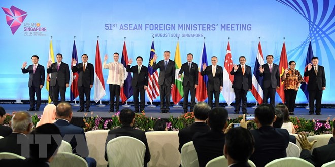 Phó Thủ tướng, Bộ trưởng Ngoại giao Việt Nam Phạm Bình Minh chụp ảnh cùng các Ngoại trưởng và quan chức ASEAN tại lễ khai mạc hội nghị. (Ảnh: AFP/TTXVN)