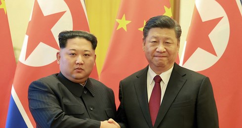 Nhà lãnh đạo Triều Tiên Kim Jong-un (trái) và Chủ tịch Trung Quốc Tập Cận Bình. Ảnh: KT