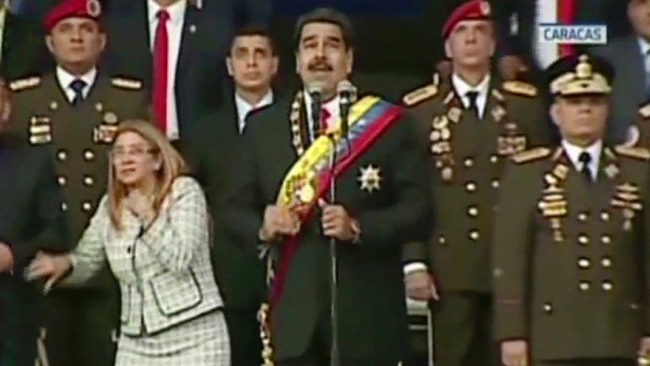 Khoảnh khắc khi ông Maduro phát hiện ra hai chiếc máy bay không người lái mang thiết bị nổ. Ông Maduro sau đó đã cáo buộc Colombia đứng sau vụ tấn công nhằm vào ông, cho rằng một tổ chức ở Florida (Mỹ) đã cung cấp tiền để thực hiện âm mưu ám sát Tổng thống.