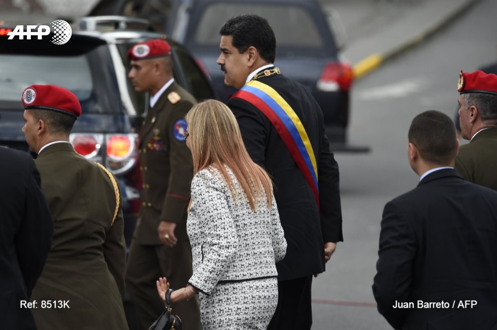 Ông Maduro đã rời khỏi hiện trường trong sự bảo vệ của lực lượng cảnh vệ