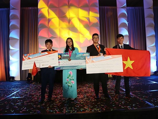 The three Vietnamese winners of bronze medals at the Adobe Certified Associate World Championship 2018 (ACAWC) and the Microsoft Office Specialist World Championship 2018 (MOSWC), which took place in Florida, the US, from July 29 to August 1 (Source: ictnews.vn)