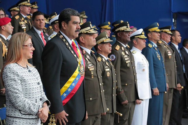 Vụ ám sát xảy ra khi Tổng thống Nicolas Maduro (thứ hai, từ trái sang) và phu nhân Cilia Flores tham dự lễ kỷ niệm  81 năm thành lập lực lượng Phòng vệ Quốc gia Venezuela. 				                    Ảnh: Reuters