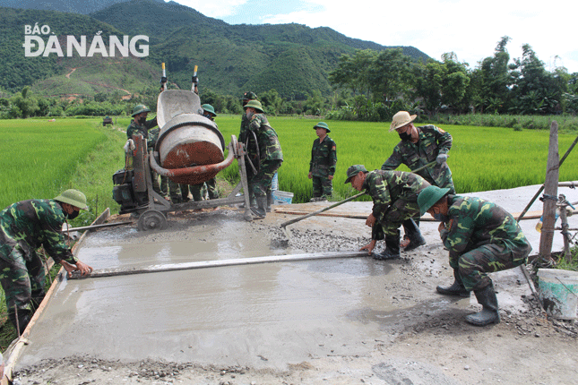 Bộ đội Biên phòng thành phố làm đường bê-tông tại thôn Nam Yên, xã Hòa Bắc.