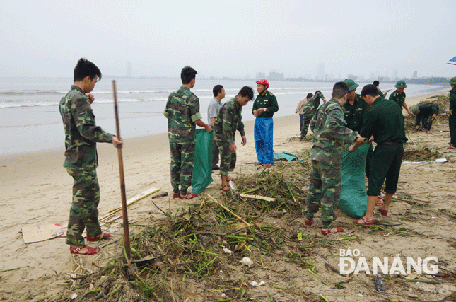 Đồn Biên phòng Phú Lộc cùng nhân dân địa phương hưởng ứng chương trình “Hãy làm sạch biển”.