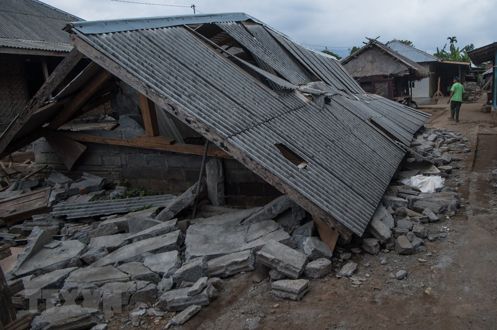 Cảnh đổ nát sau trận động đất ở làng Sajang, Lombok, Indonesia ngày 31/7. Ảnh: THX/ TTXVN
