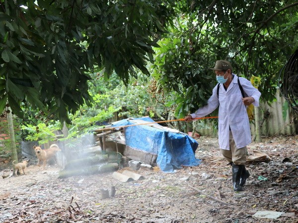 Cán bộ thú y phun khử trùng cho nhà dân khu vực xung quanh ổ dịch cúm A/H5N6 tại xã An Hồng, An Dương, Hải Phòng. (Ảnh: Minh Thu/TTXVN)