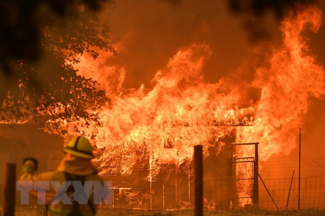Lửa bốc dữ dội tại một căn nhà khi cháy rừng lan tới quần thể Mendocino ở Lakeport, California ngày 30/7. (Ảnh: AFP/TTXVN)