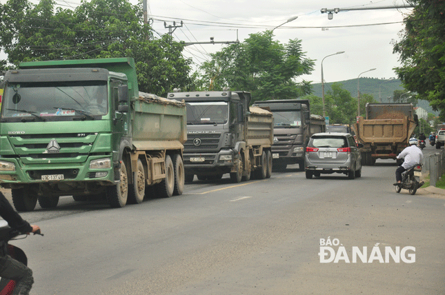 Quốc lộ 14B đoạn giáp ranh từ huyện Đại Lộc và đoạn qua địa bàn huyện Hòa Vang quá tải xe tải, xe ben.