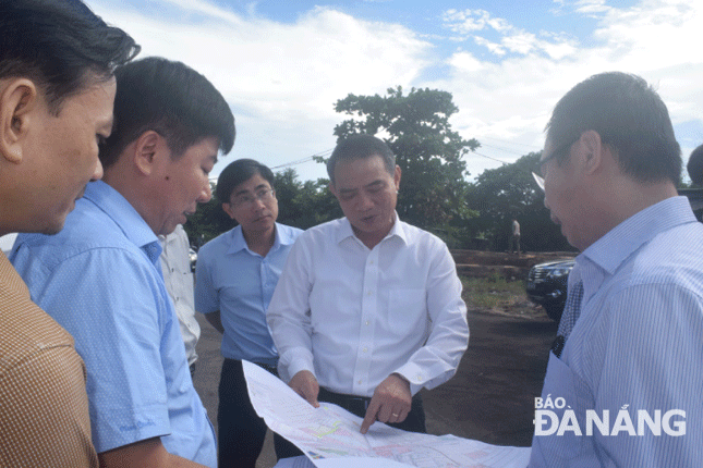 Bí thư Thành ủy Trương Quang Nghĩa kiểm tra thực tế công tác quy hoạch tại KCN Đà Nẵng.  		     Ảnh: TRỌNG HÙNG
