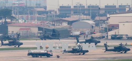 Máy bay trực thăng của Mỹ tại căn cứ quân sự ở Pyeongtaek, cách thủ đô Seoul khoảng 70 km về phía nam ngày 19/6. Ảnh: YONHAP/TTXVN