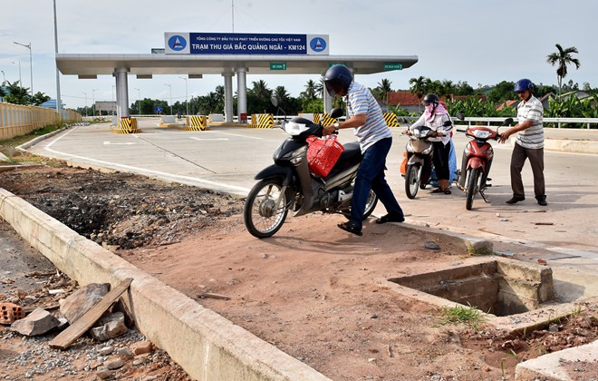 Although the road is due to open in September, many parts remain under construction. — Photo zing.vn Read more at http://vietnamnews.vn/society/463397/houses-damaged-by-da-nang-%E2%80%93-quang-ngai-highway-construction.html#OhVLH6Cid2EWiMys.99