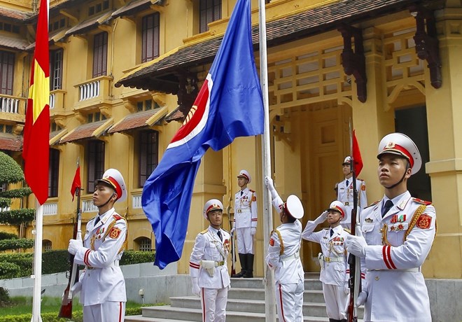 The annual flag-raising ceremony on the occasion of ASEAN establishment anniversary aims to promote solidarity, friendship, and cooperation in ASEAN for the sake of regional peace and prosperity (Photo: VNA)