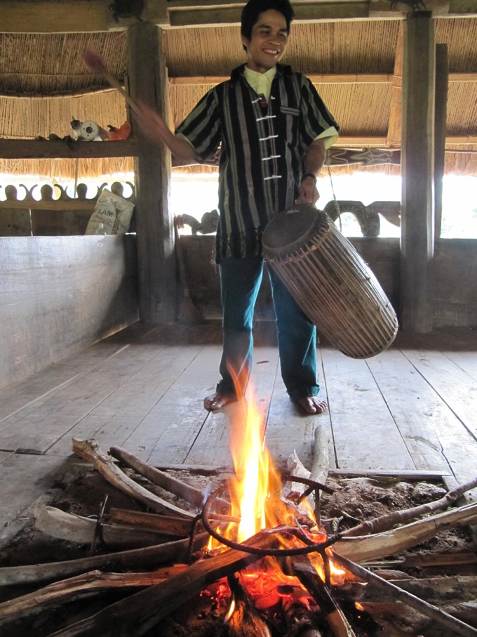 Beating heart: A Cơ Tu native man plays drum at their traditional Gươl (long communal house) in Quảng Nam Province. — VNS Photo Công Thành Read more at http://vietnamnews.vn/life-style/463427/precious-trees-recognised-as-heritage.html#tOT8mg2LY4qrx6lD.99