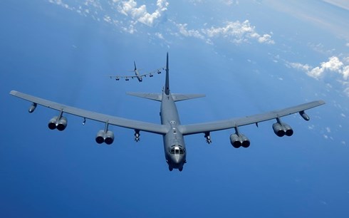 Hai máy bay ném bom chiến lược B-52 của Mỹ bay trên Biển Đông. Ảnh: Hải quân Mỹ