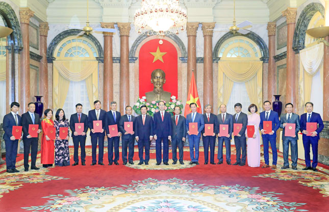 Chủ tịch nước Trần Đại Quang trao quyết định bổ nhiệm cho các đại sứ Việt Nam được chỉ định ở nước ngoài, nhiệm kỳ 2018-2021.        				               Ảnh: TTXVN