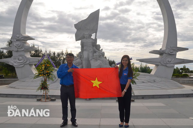 Chị Hoàng Trân Châu - Bí thư Quận Đoàn Ngũ Hành Sơn (phải) trao cờ Tổ quốc cho Bí thư Huyện Đoàn Cam Lâm, tỉnh Khánh Hòa.