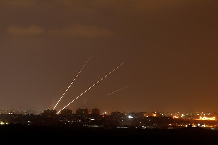 Đường đạn của những quả rocket bắn từ phía Bắc Dải Gaza vào lãnh thổ Israel đêm ngày 8/8.
