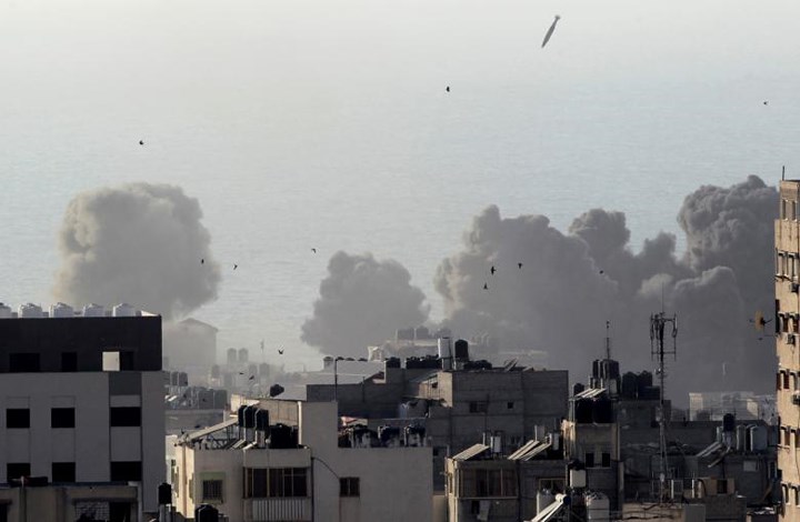 Khói bốc lên sau khi máy bay Israel ném bom thành phố Gaza ngày 9/8.
