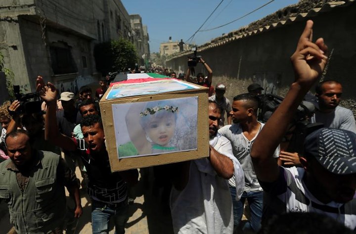 Người dân Palestine tại Dải Gaza tổ chức đám tang cho một phụ nữ đang mang thai và đứa con gái nhỏ mới 18 tháng tuổi thiệt mạng trong cuộc không kích của Israel.