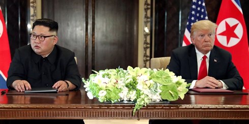 Tổng thống Mỹ Donald Trump và Nhà lãnh đạo Triều Tiên Kim Jong Un tại Hội nghị Thượng đỉnh Singapore ngày 12/6/2018. Ảnh: Reuters