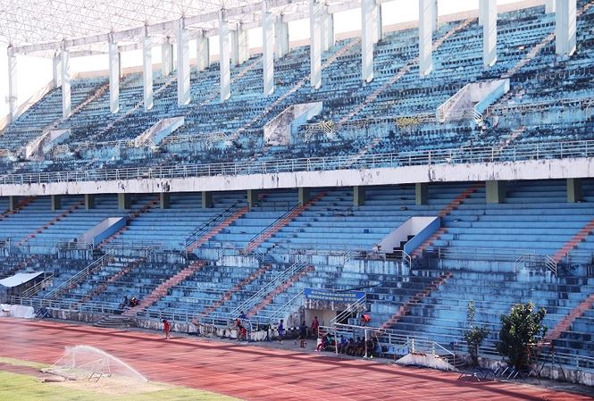 Sân vận động Chi Lăng đang hư hỏng, xuống cấp