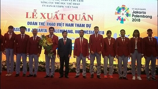 Blooming talents: Vietnamese athletes receive flowers from Minister of Culture, Sports and Tourism Nguyen Ngoc Thien
