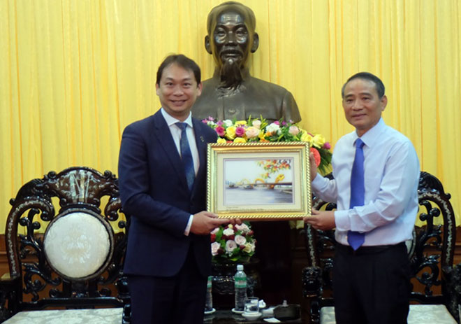 Bí thư Thành ủy Trương Quang Nghĩa tặng quà lưu niệm cho ông Douglas Foo