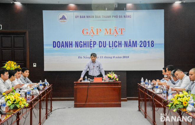 Phó Chủ tịch thường trực UBND thành phố Đặng Việt Dũng phát biểu chỉ đạo tại buổi gặp mặt doanh nghiệp du lịch trên địa bàn thành phố diễn ra sáng 11-8.