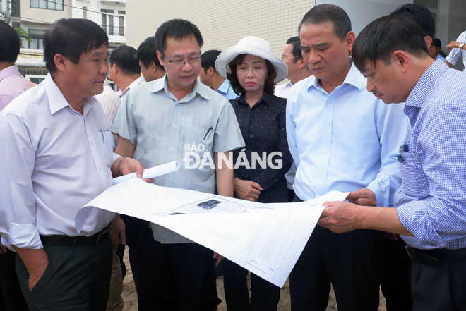 Bí thư Thành ủy Trương Quang Nghĩa (thứ hai từ phải sang) kiểm tra tiến độ công trình Trung tâm Tim mạch.
