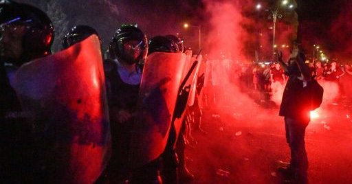 Đụng độ đã xảy ra trong một cuộc biểu tình rầm rộ chống tham nhũng tại thủ đô Bucharest. Ảnh: AFP