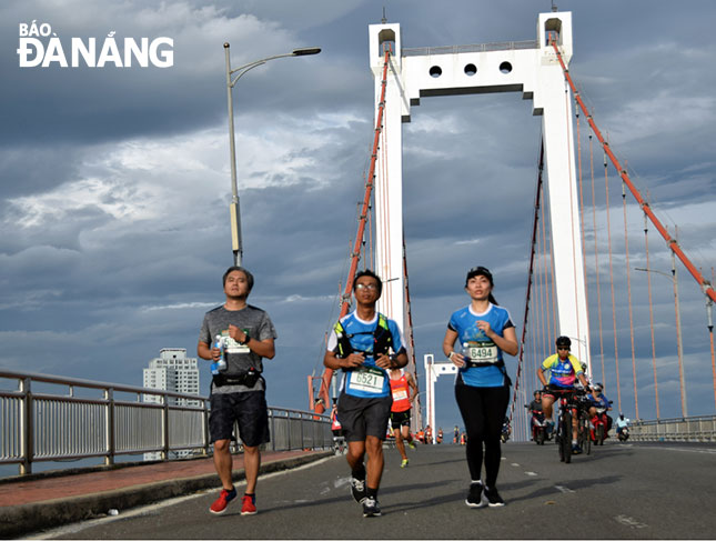 Các VĐV đã được trải nghiệm trên những cung đường đua và những cây cầu tiêu biểu của Đà Nẵng tại DNIM 2018. Ảnh: ANH VŨ