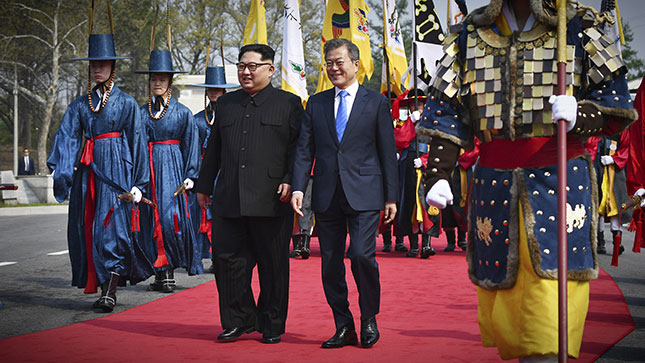 Nhà lãnh đạo Triều Tiên Kim Jong-un (trái) và Tổng thống Hàn Quốc Moon Jae-in gặp gỡ vào ngày 27-4.  Ảnh: AP
