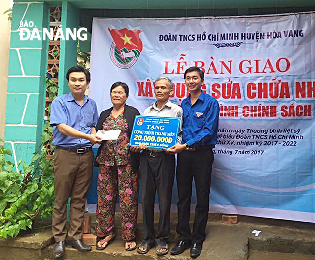 Nguyễn Bá Duân (ngoài cùng, bên phải) trao tặng công trình thanh niên của Huyện Đoàn Hòa Vang cho gia đình chính sách tại địa phương.