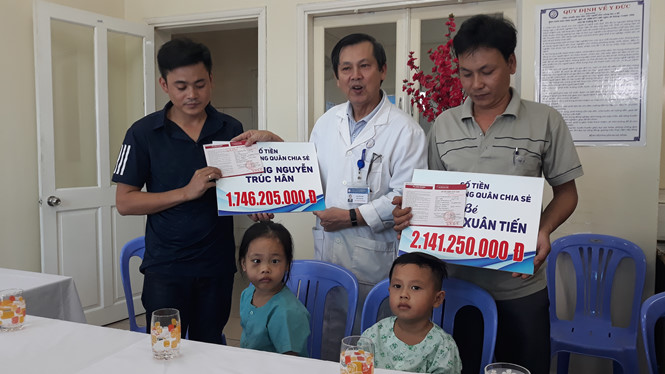 Han’s father (left) and Tien’s uncle (right) receiving bank savings account books from the hospital’s representative (Photo: Internet)