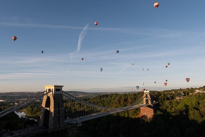 Những chiếc khinh khí cầu bay trên bầu trời bên trên cây cầu treo Clifton.