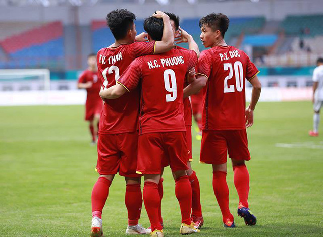 Các cầu thủ Olympic Việt Nam ăn mừng bàn thắng với Công Phượng