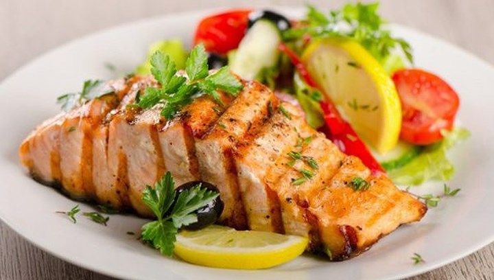 Cá hồi chứa kẽm và khoáng chất kích thích sản xuất collagen. Ngoài ra, chất béo omega-3 trong cá hồi hydrat hóa làn da giúp giữ cho làn da trông trẻ trung. Bạn nên ăn cá hồi 2 lần một tuần.
