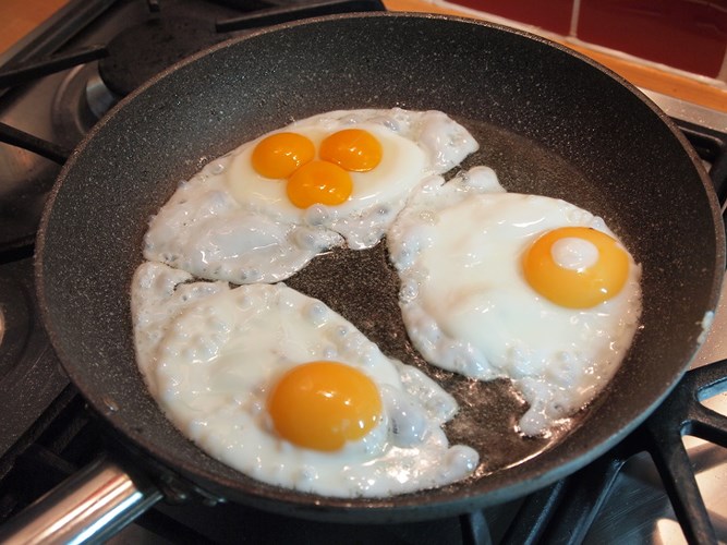 Trứng là một sản phẩm giống như nước dùng xương, nó có chứa collagen. Cơ thể của bạn có thể lấy nó ngay từ lòng đỏ. Trứng cũng chứa lưu huỳnh cần thiết cho quá trình sản sinh collagen và giải độc gan. Tuy nhiên, bạn không nên ăn quá nhiều, chỉ 2 quả trứng mỗi ngày là đủ.