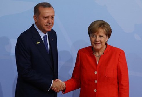 Tổng thống Thổ Nhĩ Kỳ Tayyip Erdogan bắt tay Thủ tướng Đức Merkel. Ảnh: Dailysabah.