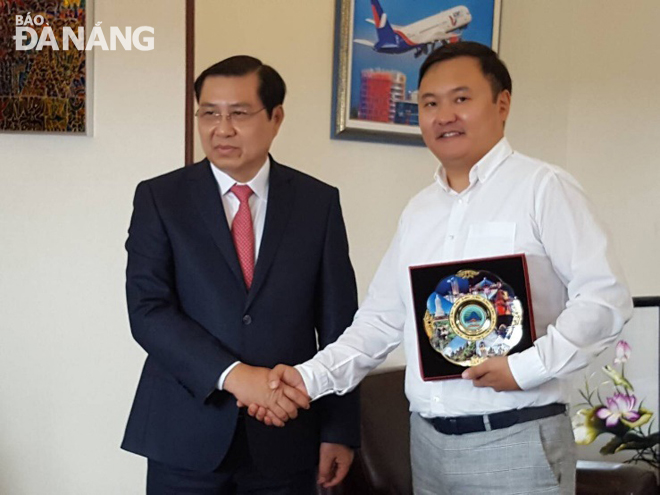 Chủ tịch UBND thành phố Huỳnh Đức Thơ (trái) và lãnh đạo ANEX Tour.